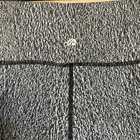 🧘‍♀️ Ideology Capri Workout Pants - Picture 5 of 7